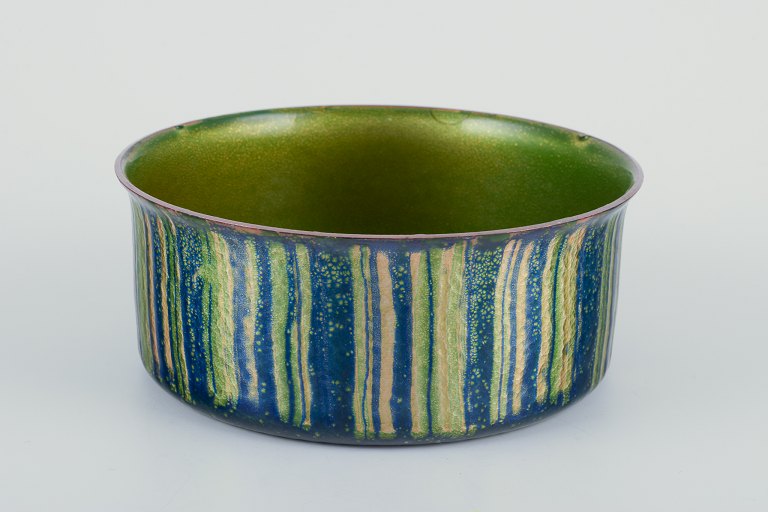 Norsk designer.Blank emaljeret kobberskål.Grønne og blå toner.