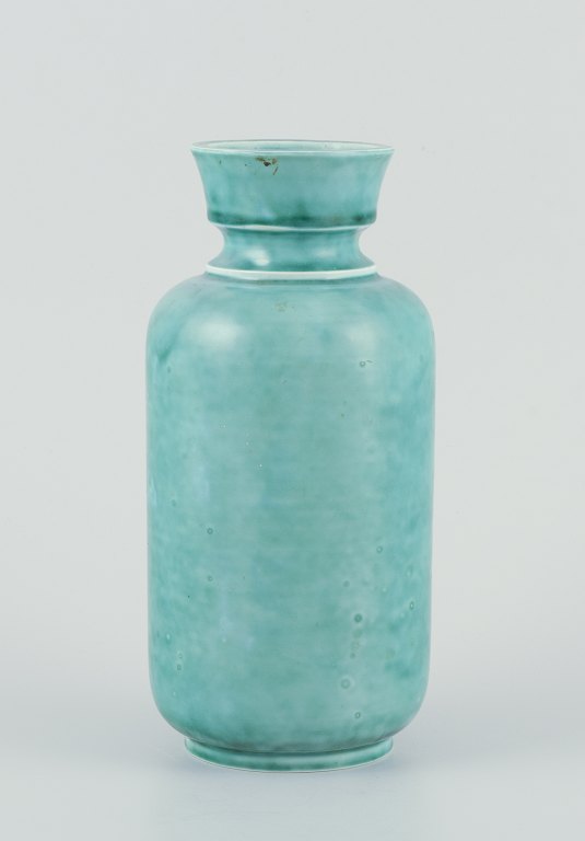 Wilhelm Kåge for Gustavsberg, stor vase af stentøj.
”Argenta” serien. Hånddreje, glaseret i grønne toner.