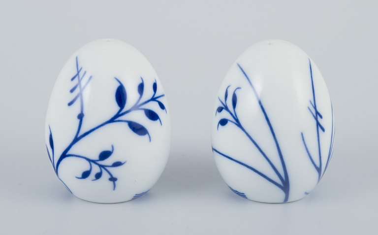 Royal Copenhagen, a "Mega Mussel" salt and pepper set.