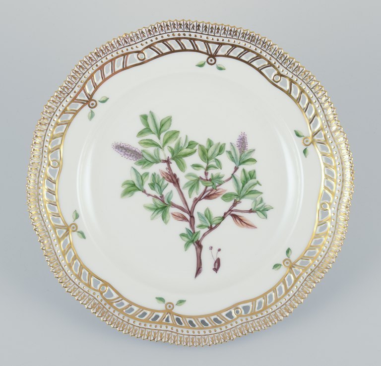 Royal Copenhagen Flora Danica, gennembrudt tallerken i h&#229;ndmalet porcel&#230;n med blomster og gulddekoration.