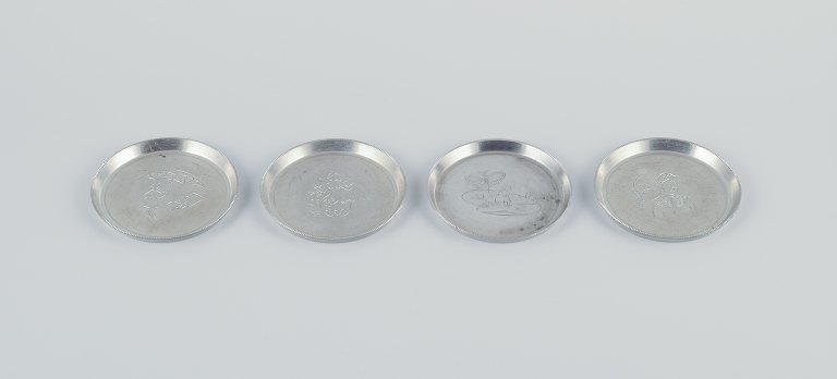 Just Andersen, et sæt på fire glasbakker af tin.Rillet kant. Med indridsede motiver fra eventyr.