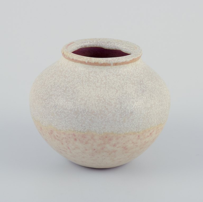 Nils Thorsson for Royal Copenhagen.
Unika miniature vase af stentøj.
