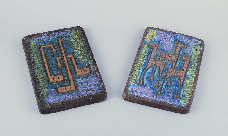 Berth Ferdinand Norrman (født i Malmö i 1919), Motala, Sverige.
Et par vægrelieffer af glaseret stentøj.