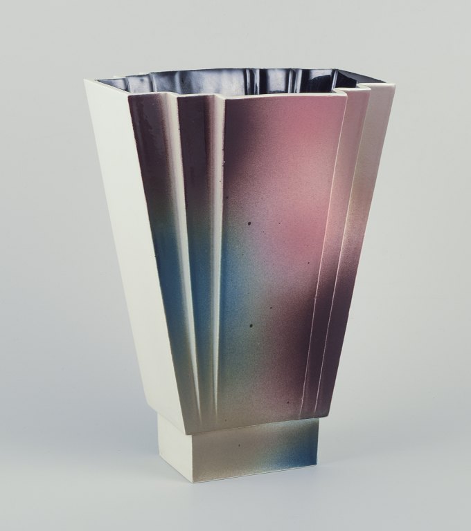 Margareta Hennix for Gustavsberg Studiohand.
Stor vase af stentøj.