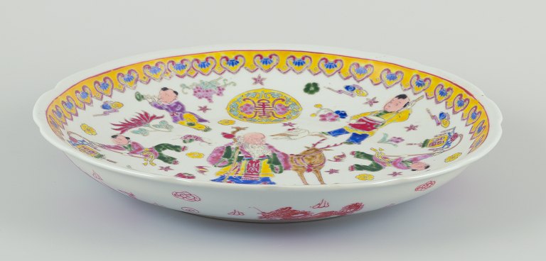 Antique Chinese porcelain dish.
Hand-painted in polychrome glaze.