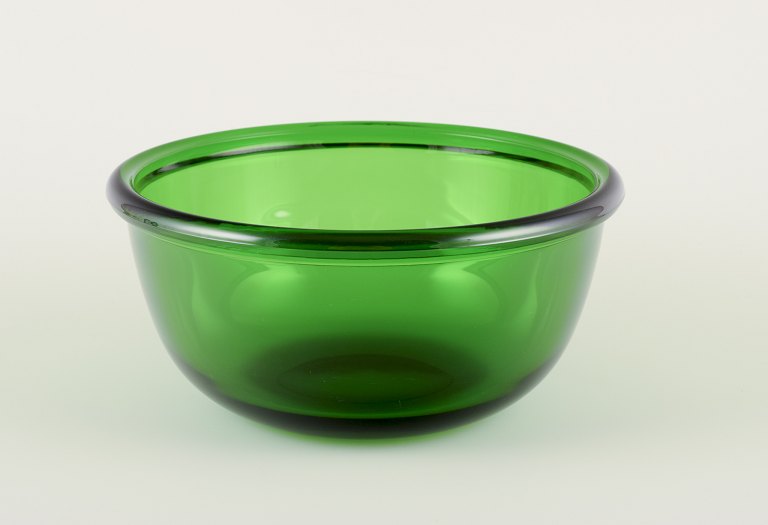 Kaj Franck, finsk glaskunstner.
Stor ”Luna” skål i grønt kunstglas.