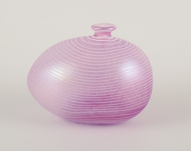 Bertil Vallien for Kosta Boda (f. 1938), svensk glaskunstner.&#8221;Afrodite&#8221; vase af kunstglas.
