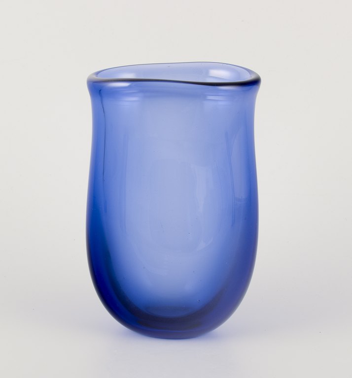 Per Lütken for Holmegaard.Unika vase i blåt kunstglas.