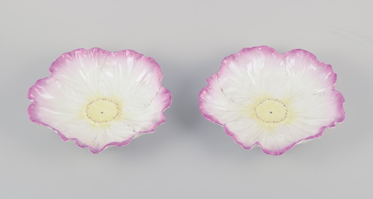 To franske Art Nouveau skåle i fajance.
Blomstermotiv. Håndmalet i gult og lyserødt.