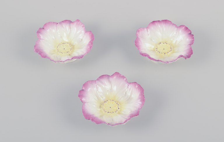 Three small French Art Nouveau bowls in faience.
Floral motif. Hand-painted in yellow and pink.