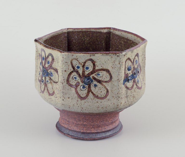 Birgit Krog, dansk keramiker.
Unika sekskantet vase af keramik.