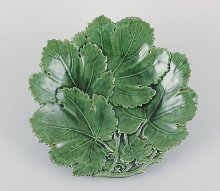 H&#246;gan&#228;s, Sverige, l&#248;vformet Art Nouveau fad af keramik.