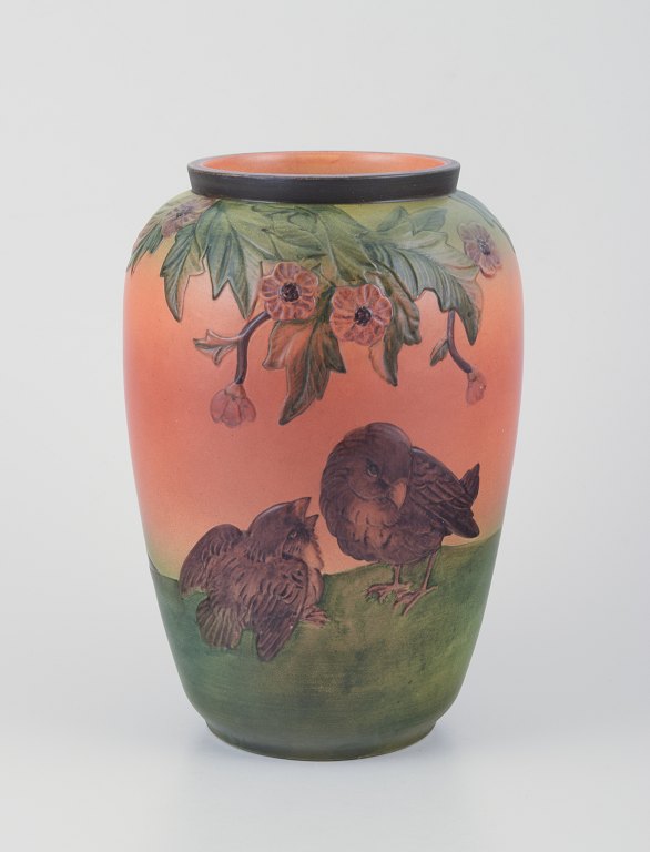 Ipsens Enke, keramikvase med motiv af to gråspurve.