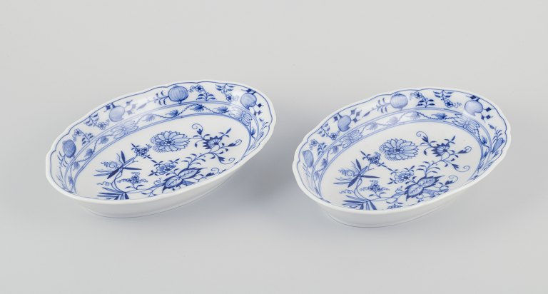 Meissen, Tyskland. To ovale l&#248;gm&#248;nstrede sk&#229;le af porcel&#230;n.