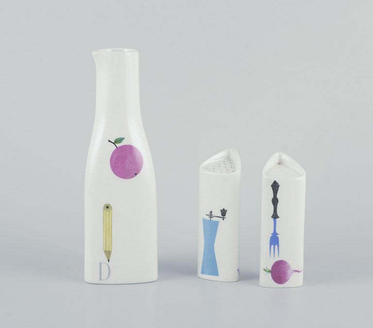 Stig Lindberg for Gustavsberg.
”Pynta” salt og pebersæt samt en oliekande i fajance.