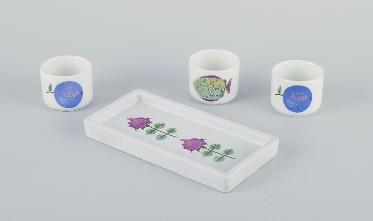 Stig Lindberg for Gustavsberg.Tre &#8221;Pynta&#8221; &#230;ggeb&#230;gere samt lille oval bakke af fajance.