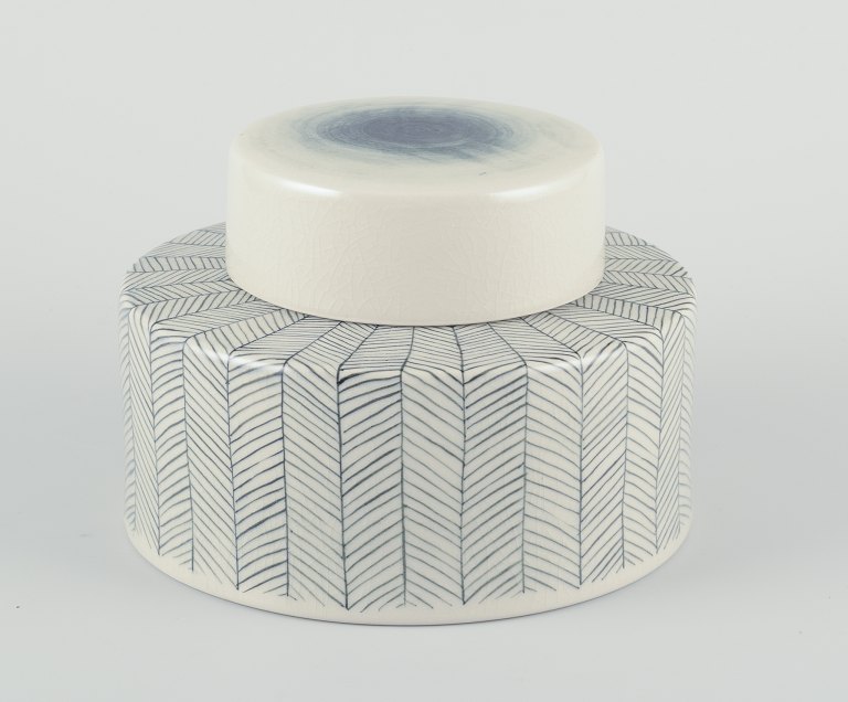 Mimou, stor l&#229;gkrukke af stent&#248;j.