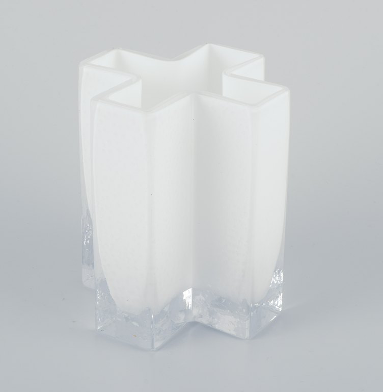 Bodil Kjær for Gullaskruf, Sverige. "Kryds" vase i hvidt og klart kunstglas.