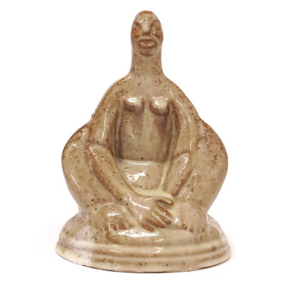 Jais Nielsen stentøjsfigur. Jais Nielsen, 1885-1961, "Urkvinde" udført i gråglaseret stentøj. Signeret og dateret 1917. Fejlfri. H: 18cm. D: 13cm.