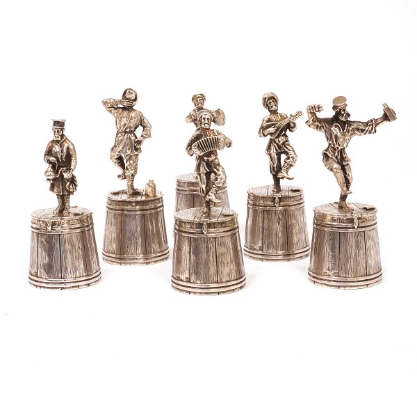 Sæt på seks russiske vodkabægre prydet med figurer i form af musikanter. Svær kvalitet og indvendigt forgyldte. Stemplede Rusland ca. år 1880. H: 9cm. Samlet vægt 386gr