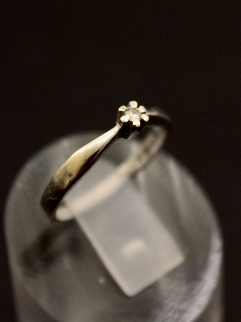 8 karat hvidguld ring med diamant