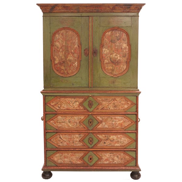 Barokt Barsmark skab opkaldt efter byen Barsmark på Løjt Land. Dekoreret med ejermonogrammer og årstal 1772. H: 200cm. B: 116cm. D: 55cm