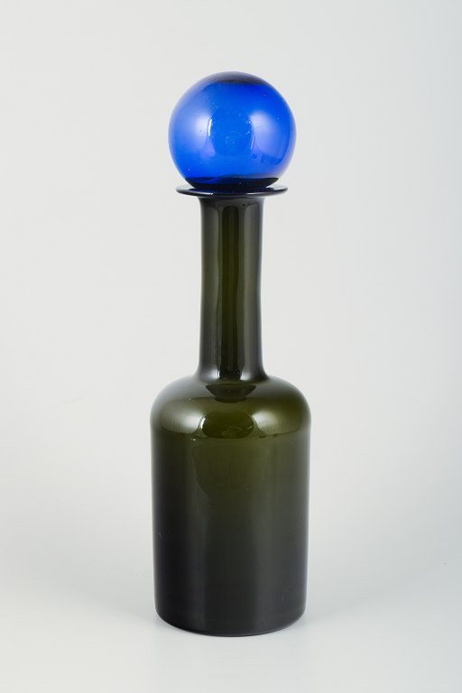Otto Brauer for Holmegaard. Stor vase/flaske i flaskegrønt kunstglas med blå kugle.