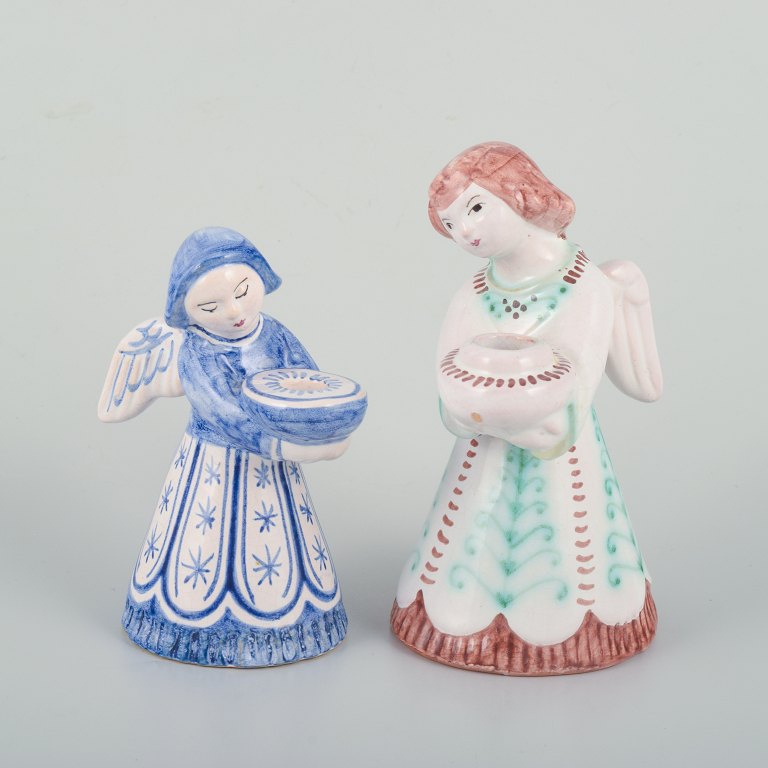 To Hjorth keramiklysestager i form af engle, udf&#248;rt i glaseret fajance.