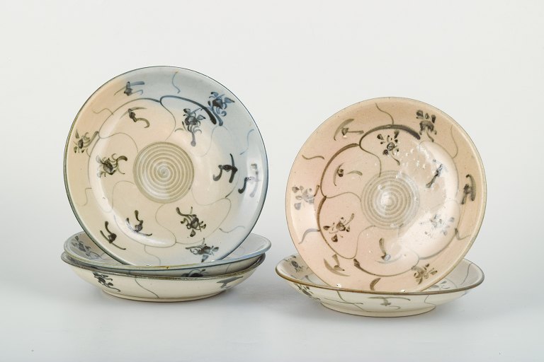 Fem koreanske skåle, dekoreret i underglasur.