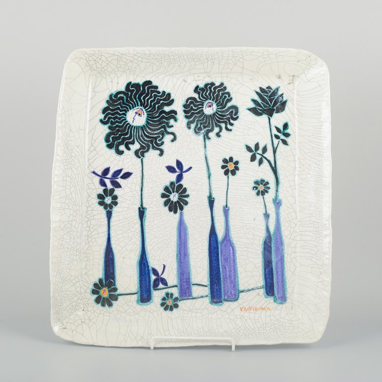 Birger Kaipiainen for Arabia. Stort dekorativt firkantet fad af keramik, med 
blomsterdekoration.