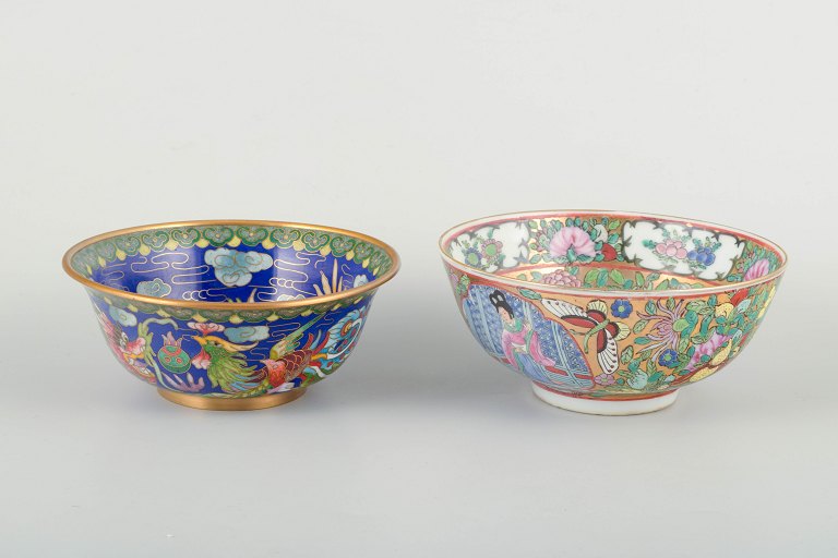 2 kinesiske skåle, porcelæn og cloisonné.