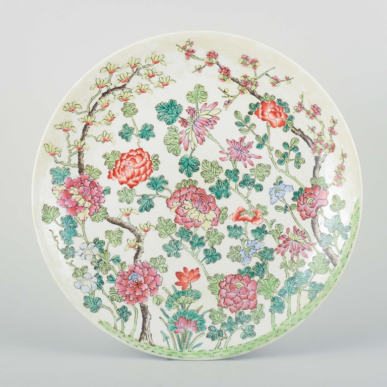 Kina, Tongzhi perioden (1862-1874)
Stor porcelænsskål dekoreret i famille rose.