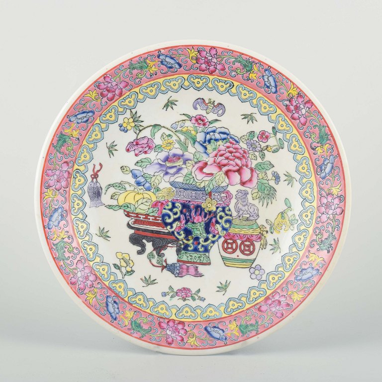 Kina, 1900-tallet
Dekorativt porcelænsfad med polykrom famille rose-emaljedekoration.