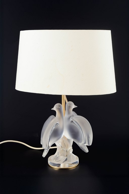 Lalique, bordlampe med duepar.
