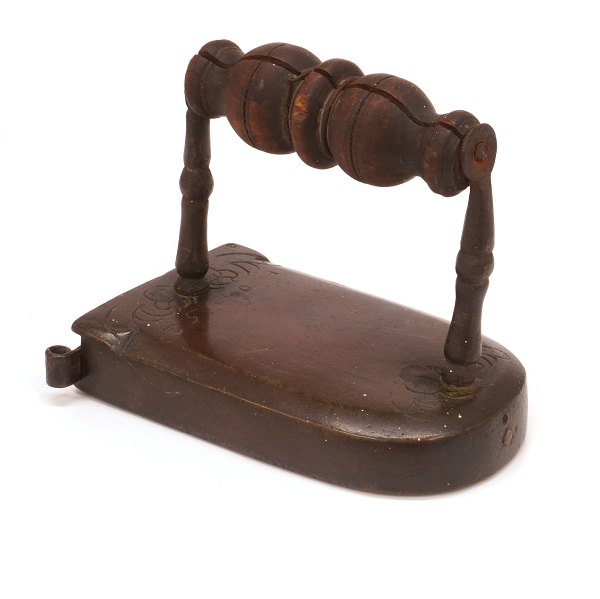 Frühes Barock Bügeleisen datiert 1652. H: 12cm. L:  13cm