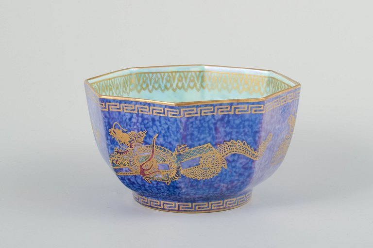 Wedgwood, EnglandOttekantet skål i blå-lilla lustre ware.