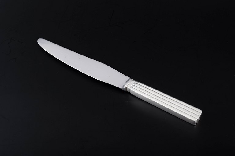 Georg Jensen, BernadotteMiddagskniv i sterling sølv med blad i rustfrit stål