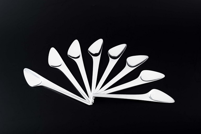 Georg Jensen, Danmark, ca. 1957.Sæt af otte smørknive i model Caravel, design Henning Koppel.