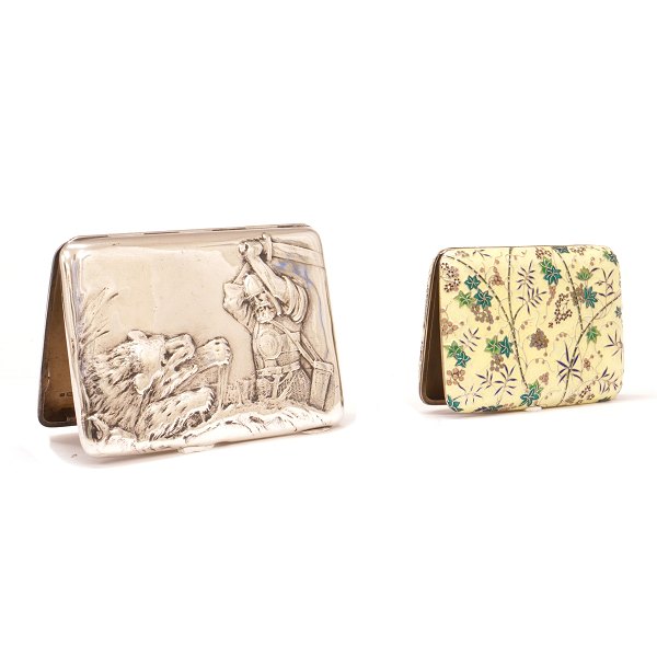 To russiske sølvetuier, et emaljedekoreret. Begge fremstillet i Moskva i 1880-1890erne. Mål: Hhv: 11,5x8,5 og 7x10cm