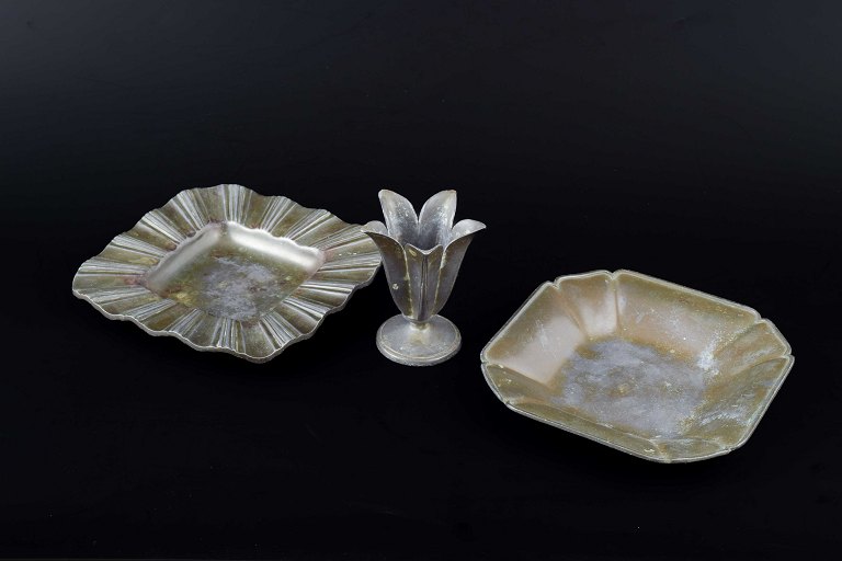 Just Andersen (1884–1943)Tin. Vase samt to askebægre.