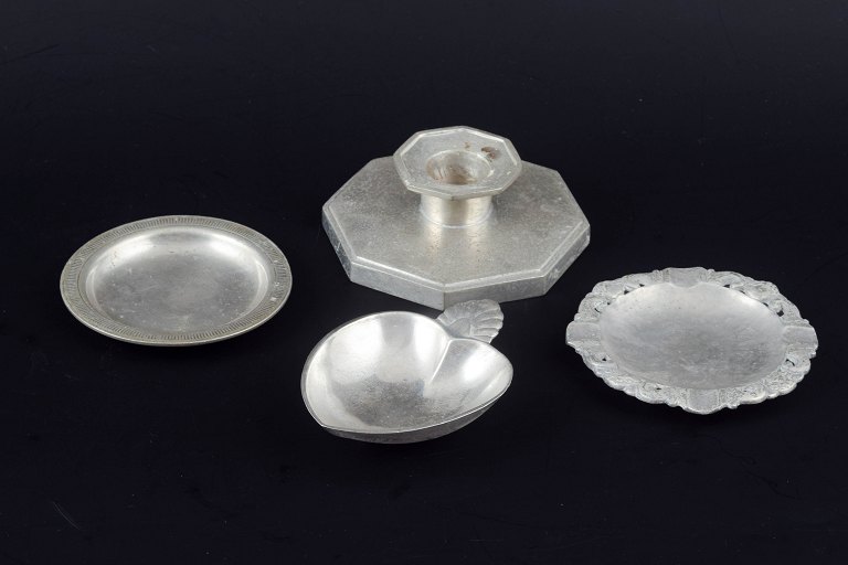 Just Andersen, Denmark.Samling af tre små skåle og en lysestage i tin.