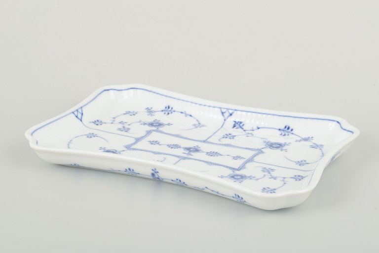Royal CopenhagenRectangular tray in the “Musselmalet Riflet” pattern.