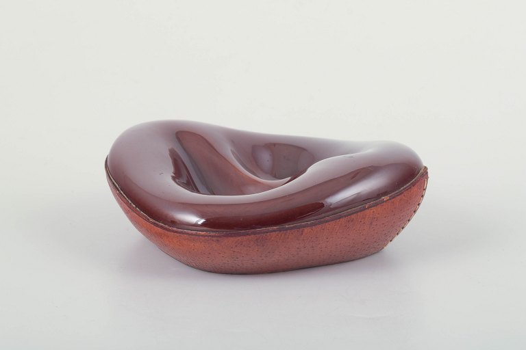 Georges Jouve (1910–1964) for Longchamp, Frankrig.
Organisk formet skål i keramik med dyb bordeaux glasur.