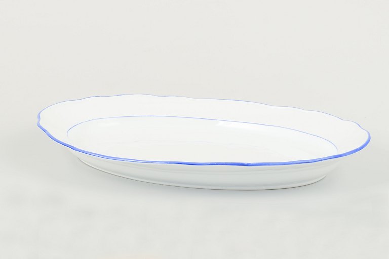 MeissenServeringsfad i hvidglaseret porcelæn med bølget kant og blå staffering.