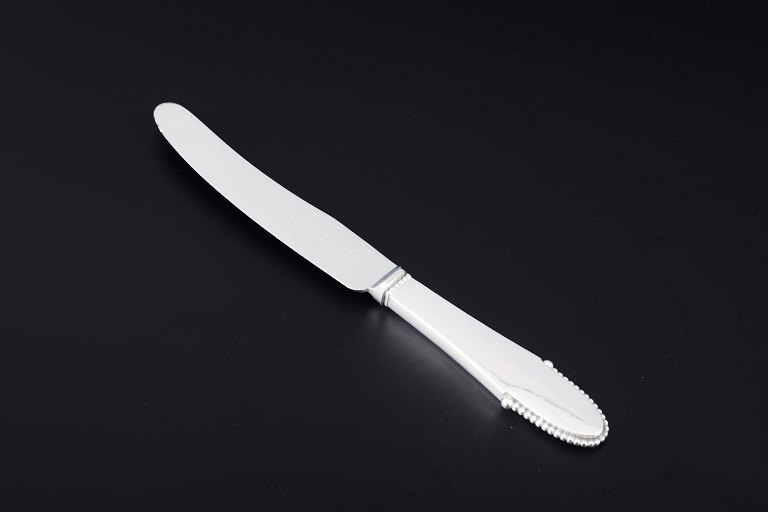 Georg JensenFrugtkniv i mønsteret “Kugle”.Sterling sølv skaft og blad i rustfrit stål.