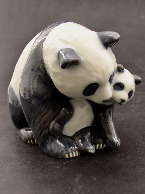Royal Copenhagen  panda  med unge #666