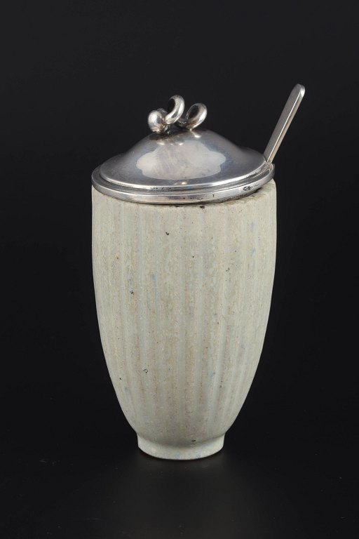 Arne Bang (1901–1983)
Marmeladekrukke med låg og ske, ca. 1940/50’erne.