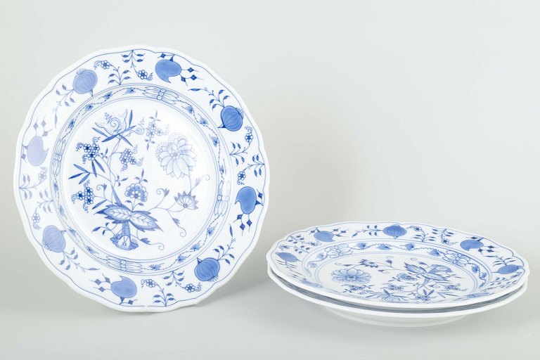 Meissen3 middagstallerkener, “Løgmønstret”, midten af 1900-tallet.