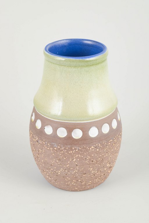Mari Simmulson for Upsala Ekeby
Vase, model 43-30-899, 1960s.
