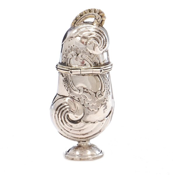 Hovedvandsæg i sølv såkaldt "Haneæg". Mester Joachim Weller, 1754-92, Holstebro. H: 8,2cm